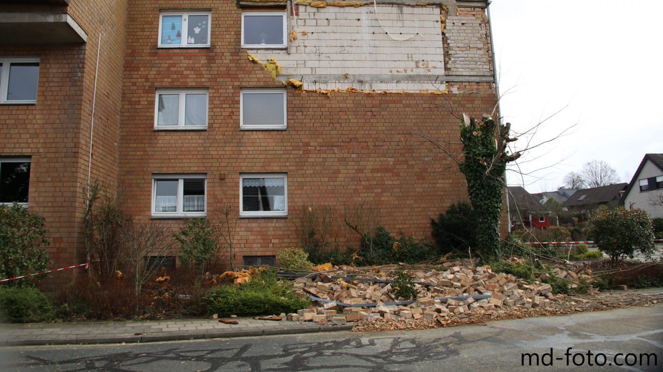 Ein Sturmschaden in Rulle: Hier stürzte die Außenfassade zum Teil ein. Foto: Marc Dallmöller / md-foto.com