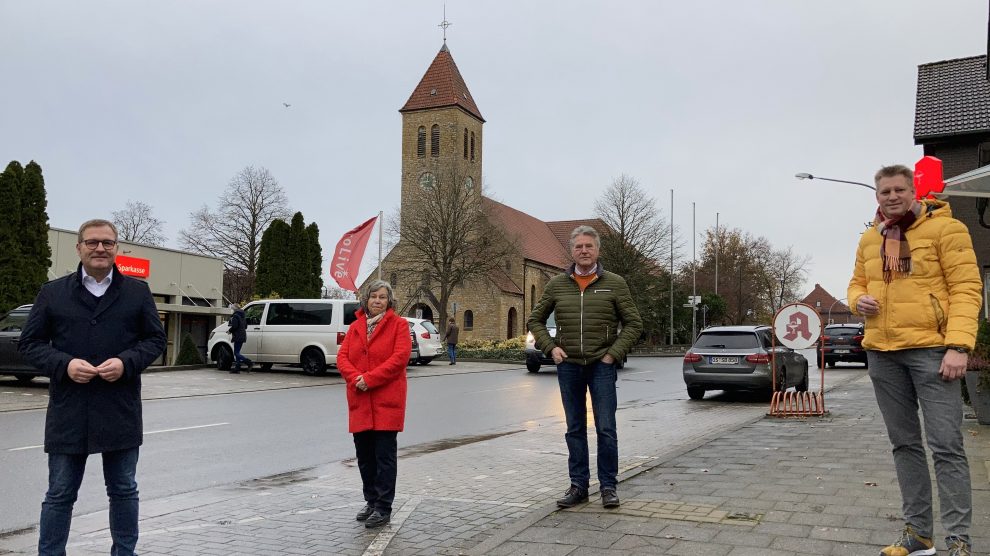 v.l. die Hollager SPD-VertreterInnen Guido Pott, Ulrike Gering, Hubert Pohlmann und Hauke Klein begrüßen das städtebauliche Entwicklungskonzept für den Ortskern Hollage. Foto: SPD Wallenhorst