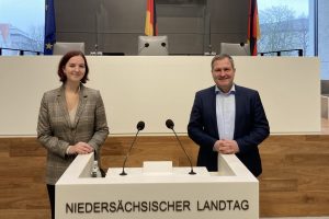 Greta Burs und der Wallenhorster Landtagsabgeordnete Guido Pott im Herzen der niedersächsischen Demokratie: Am Rednerpult im Plenarsaal des Landtages. Foto: Hendrik Chmiel / Büro Guido Pott