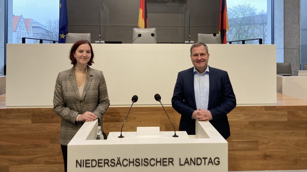 Greta Burs und der Wallenhorster Landtagsabgeordnete Guido Pott im Herzen der niedersächsischen Demokratie: Am Rednerpult im Plenarsaal des Landtages. Foto: Hendrik Chmiel / Büro Guido Pott