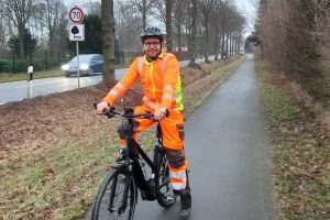 Per E-Bike inspiziert Christian Heuer vom Landkreis Osnabrück die Radwege in der Region. Auf diese Weise lässt sich besser erkennen, ob Ausbesserungsarbeiten auf der Strecke notwendig sind. Foto: Landkreis Osnabrück