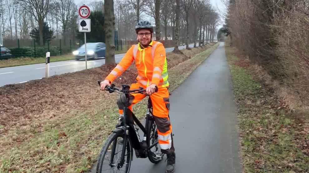 Per E-Bike inspiziert Christian Heuer vom Landkreis Osnabrück die Radwege in der Region. Auf diese Weise lässt sich besser erkennen, ob Ausbesserungsarbeiten auf der Strecke notwendig sind. Foto: Landkreis Osnabrück