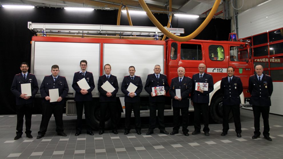 v.l.n.r.: HFM Patrick Gödeker, FM Marius Kubsch, FM Finn Liening-Ewert, FM Mathias Meyer, FM Jann Feldmann, EHFM Udo Meyer, BM Adolf Meyer, OLM Ewald Lahrmann, GBM Timo Wischmeyer-Raffelt und OBM Ansgar Osterbrink. Foto: Feuerwehr Rulle