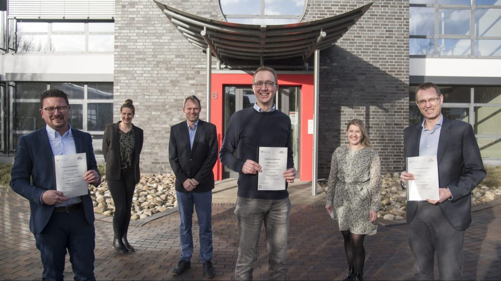 An einem Strang bei der Nachwuchssicherung ziehen (v.l.) Lars Hellmers (Vorstand MaßArbeit kAöR), Kerstin Hüls (Servicestelle Schule-Wirtschaft – MaßArbeit kAöR), Harald Brinkmeyer (AWT Fachleiter Realschule Wallen-horst), Christian Tebbe (Betriebsleiter Schulz Systemtechnik Standort Wallenhorst), Janine Türke (Personaldisponentin Schulz Systemtechnik) und Stefan Schmidt (Schulleiter Realschule Wallenhorst). Foto: Uwe Lewandowski