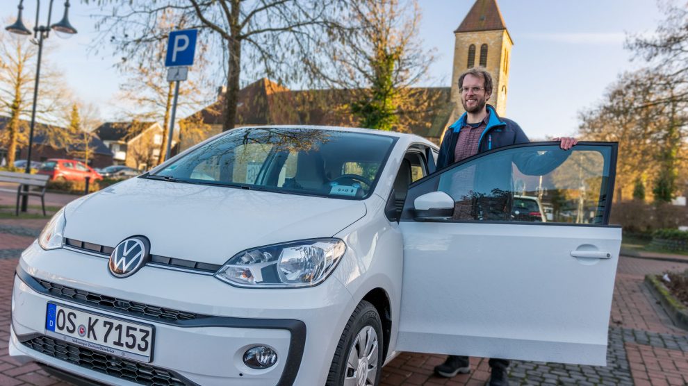 Stefan Sprenger mit dem VW up!, der ab sofort allen Stadtteilauto-Kundinnen und Kunden am Josefsplatz in Hollage zur Verfügung steht. Foto: André Thöle / Gemeinde Wallenhorst