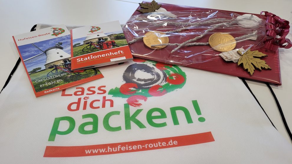 Beim Gewinnspiel im Stationenheft der Hufeisen-Region wurden sechs Preisträger ausgezeichnet. Foto: Regionalmanagement „Hufeisen“ / pro-t-in GmbH