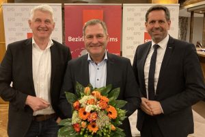 Stehen - wie die Delegierten - zu 100% hinter Guido Pott als Landtagskandidat für den Wahlkreis Bramsche: Bramsches Bürgermeister Heiner Pahlmann (links) und der stellv. SPD-Landesvorsitzende und Minister Olaf Lies (rechts). Foto: Hendrik Chmiel