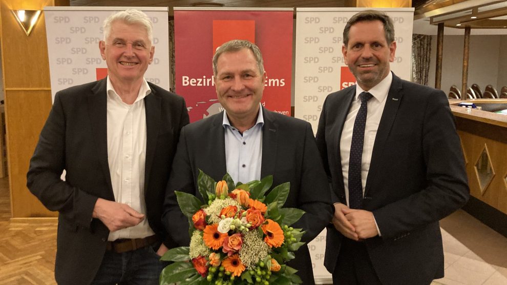 Stehen - wie die Delegierten - zu 100% hinter Guido Pott als Landtagskandidat für den Wahlkreis Bramsche: Bramsches Bürgermeister Heiner Pahlmann (links) und der stellv. SPD-Landesvorsitzende und Minister Olaf Lies (rechts). Foto: Hendrik Chmiel