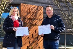 Stefanie Nieberg und Michael Kupschus, Vorsitzende des Elternbeirats des St. Raphael Kindergartens in Wallenhorst, engagieren sich für den Erhalt der wichtigen FSJler-Stellen mit einer Unterschriftenaktion. Foto: Kupschus