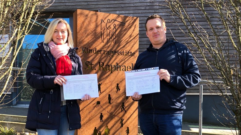 Stefanie Nieberg und Michael Kupschus, Vorsitzende des Elternbeirats des St. Raphael Kindergartens in Wallenhorst, engagieren sich für den Erhalt der wichtigen FSJler-Stellen mit einer Unterschriftenaktion. Foto: Kupschus