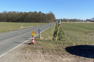 In dieser Woche sind die Landvermessungsarbeiten an der L 109 zwischen Hollage und Halen für die genaue Streckenführung des Radweges durchgeführt worden. Foto: CDU Ortsverband Hollage