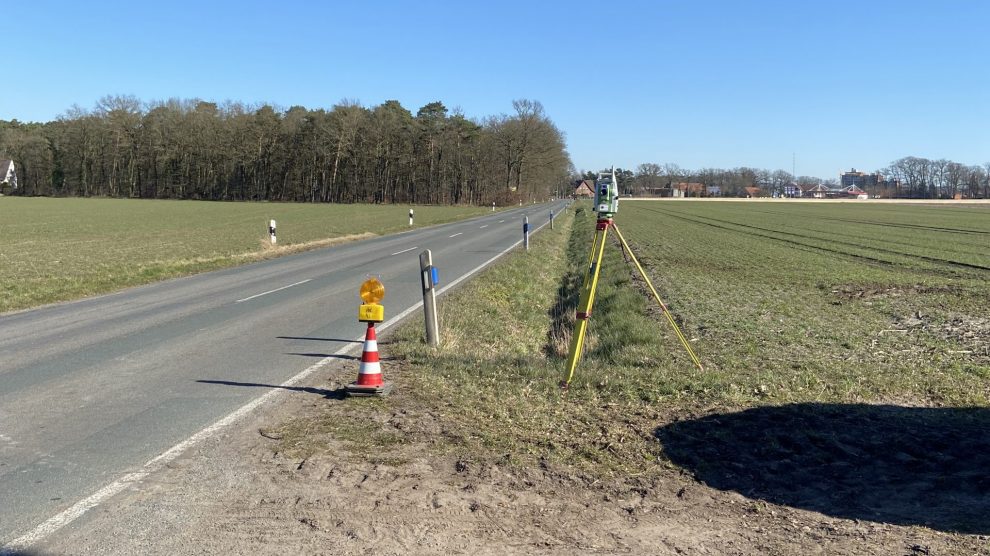 In dieser Woche sind die Landvermessungsarbeiten an der L 109 zwischen Hollage und Halen für die genaue Streckenführung des Radweges durchgeführt worden. Foto: CDU Ortsverband Hollage