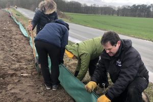 An zwei Stellen in der Gemeinde Wallenhorst hat der BUND mit dem Material der Gemeinde und der Unterstützung durch die Grünen Ortsverbandmitglieder einen Krötenzaun aufgestellt. Foto: Klara Essomba