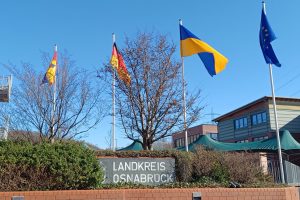 Vor dem Gebäude des Landkreises weht die ukrainische Flagge als sichtbares Zeichen der Solidarität. Foto: Robert Walter / Landkreis Osnabrück