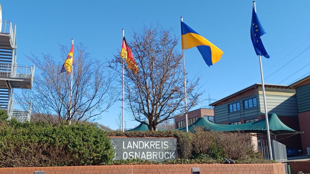 Vor dem Gebäude des Landkreises weht die ukrainische Flagge als sichtbares Zeichen der Solidarität. Foto: Robert Walter / Landkreis Osnabrück