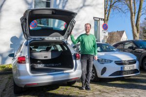 Große Klappe mit viel Platz dahinter: Der neue Opel Astra Kombi ermöglicht auch größere Transporte, wie Stefan Sprenger hier zeigt. Foto: André Thöle / Gemeinde Wallenhorst