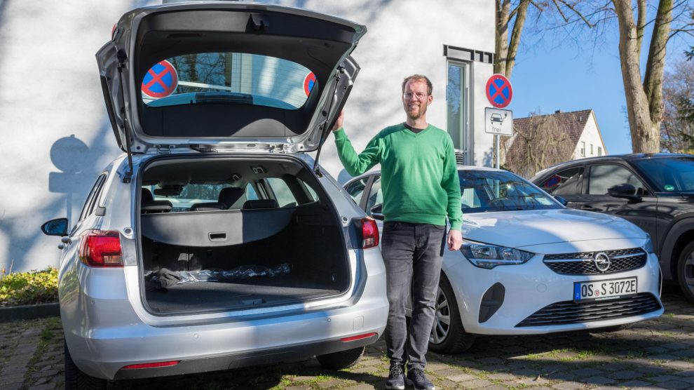 Große Klappe mit viel Platz dahinter: Der neue Opel Astra Kombi ermöglicht auch größere Transporte, wie Stefan Sprenger hier zeigt. Foto: André Thöle / Gemeinde Wallenhorst