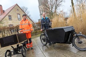 Bauhofmitarbeiter Bernd Krümberg und Klimaschutzmanager Stefan Sprenger freuen sich über die neuen Lastenfahrräder. Foto: André Thöle / Gemeinde Wallenhorst