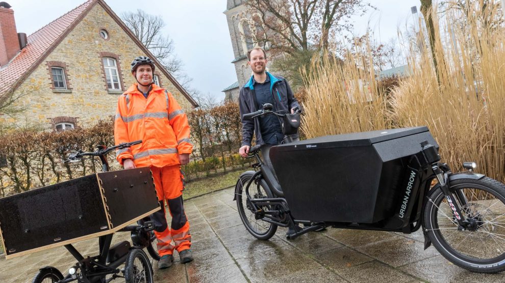 Bauhofmitarbeiter Bernd Krümberg und Klimaschutzmanager Stefan Sprenger freuen sich über die neuen Lastenfahrräder. Foto: André Thöle / Gemeinde Wallenhorst