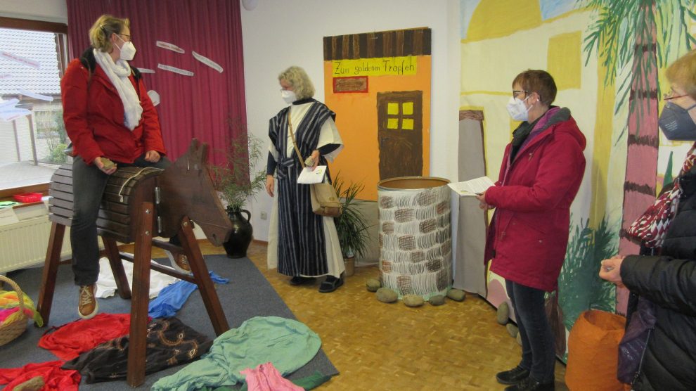 Diakonin Christiane Ehrlich (2. von links) und ihr Team proben die Station „Einzug in Jerusalem“. Foto: Kirchenkreis Osnabrück / Maren Bergmann