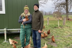 Annemarie Trame und ihr Vater Georg vor dem neuen Hollager Hühnermobil. Foto: Hof Trame