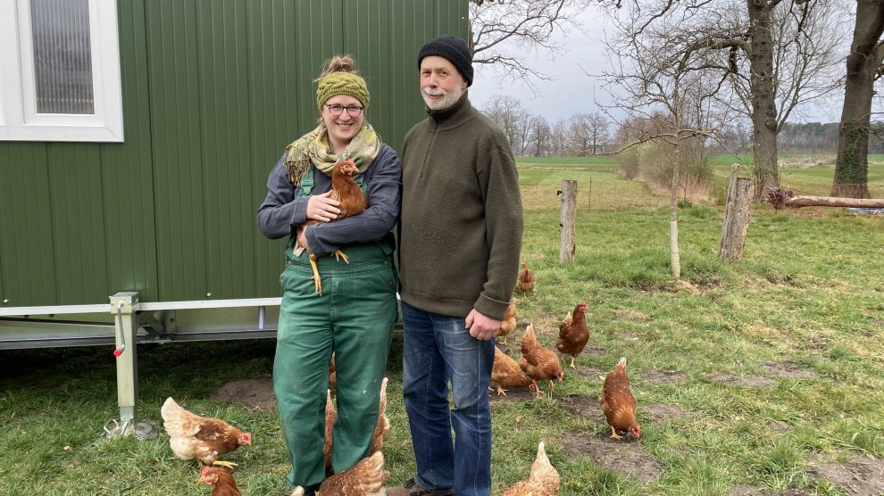 Annemarie Trame und ihr Vater Georg vor dem neuen Hollager Hühnermobil. Foto: Hof Trame