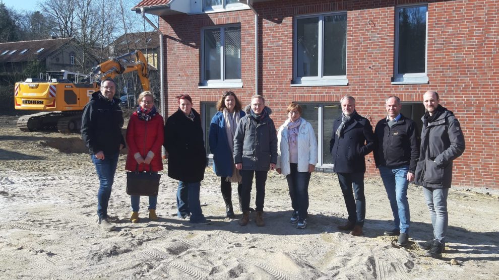 Mit den Wallenhorster Kreistagsabgeordneten Ellen Akkermann (Grüne) und Michael Lührmann (CDW) haben einige Vertreter der bunten Kreistagsfraktion das 36 Wohneinheiten umfassende Projekt der BGLO (Baugenossenschaft Landkreis Osnabrück) besucht. Foto: privat