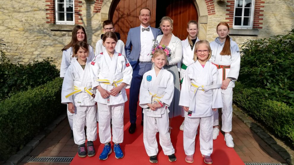 Blau-Weiss Hollage freut sich über eine weitere Hochzeit von zwei Vereinsmitgliedern. Am Freitag, 25. März, gaben sich Sarah Klesper und Martin Lehmann das Ja-Wort. Foto: Blau-Weiss Hollage