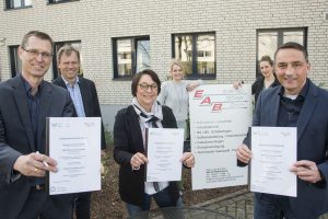 Der Kooperationsvertrag zwischen der Realschule Wallenhorst und der EAB GmbH ist unterschrieben (von links): Stefan Schmidt, Schulleiter der Realschule Wallenhorst, Harald Brink-meyer, Fachleiter Arbeit-Wirtschaft-Technik, Susanne Steinin-ger, Bereichsleiterin der MaßArbeit, Veronika Lauxtermann, zu-ständig für Personalplanung und Human Resources bei EAB, Kerstin Hüls von der Servicestelle Schule-Wirtschaft und Torsten Timmermann, Betriebs- und Montageleiter bei EAB, freuen sich auf die ersten Module des Projektplanes. Foto: MaßArbeit / Uwe Lewandowski