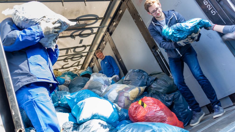 Fleißige Helfer der Kolpingsfamilie Hollage beim Verladen der gesammelten Altkleider in den Transport-Lkw. Foto: André Thöle