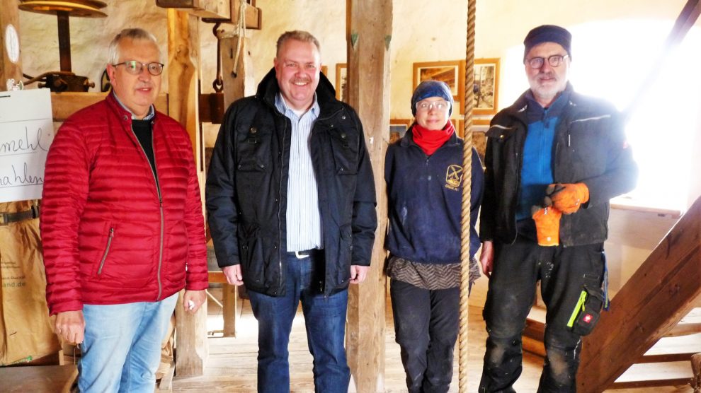 Der CDU-Landtagskandidat Markus Kleinkauertz (zweiter von links) machte sich nun in Begleitung vom örtlichen CDU-Vorsitzenden Ernst August Schulterobben (links) vor Ort ein Bild von der ehrenamtlichen Arbeit des Vereins „Windmühle Lechtingen e.V.“. Foto: CDU