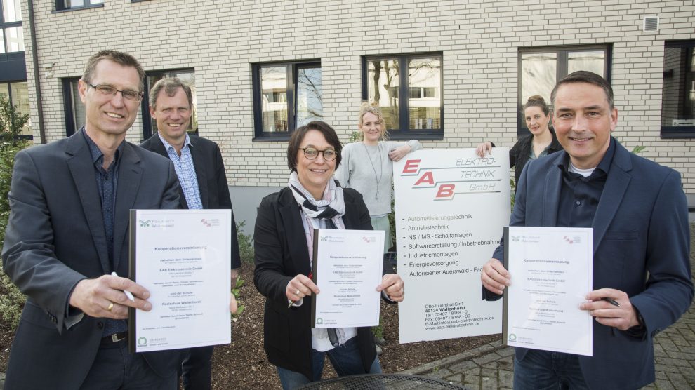 Der Kooperationsvertrag zwischen der Realschule Wallenhorst und der EAB GmbH ist unterschrieben (von links): Stefan Schmidt, Schulleiter der Realschule Wallenhorst, Harald Brink-meyer, Fachleiter Arbeit-Wirtschaft-Technik, Susanne Steinin-ger, Bereichsleiterin der MaßArbeit, Veronika Lauxtermann, zu-ständig für Personalplanung und Human Resources bei EAB, Kerstin Hüls von der Servicestelle Schule-Wirtschaft und Torsten Timmermann, Betriebs- und Montageleiter bei EAB, freuen sich auf die ersten Module des Projektplanes. Foto: MaßArbeit / Uwe Lewandowski