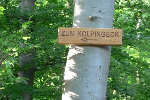 Wegweiser zum Wander-Rastplatz „Kolping-Eck“ im Hollager Berg. Foto: Kolpingsfamilie Hollage