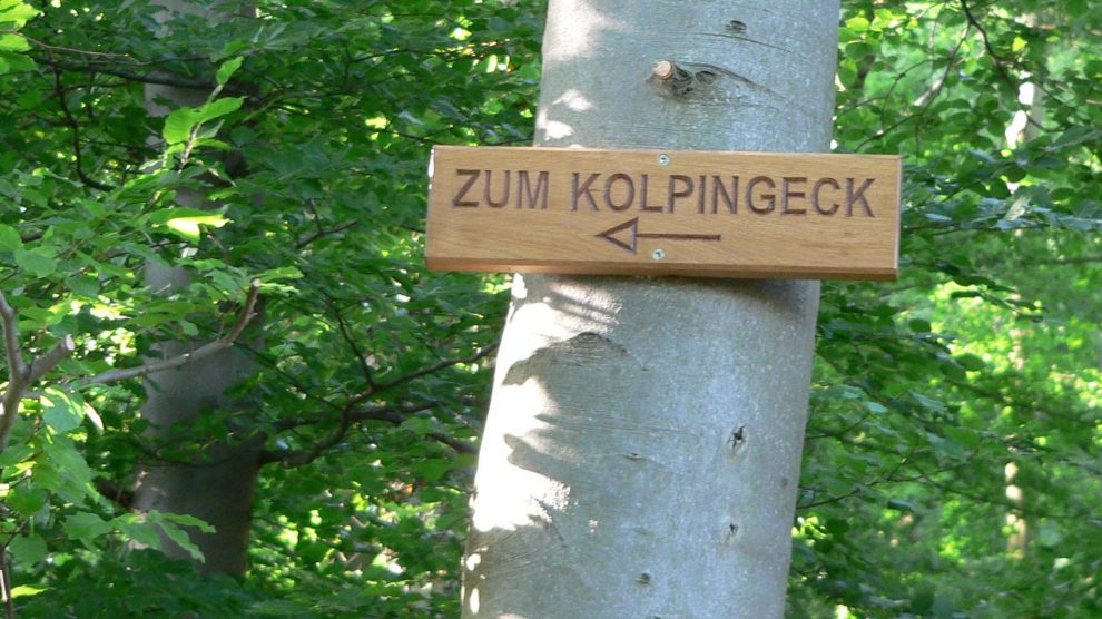 Wegweiser zum Wander-Rastplatz „Kolping-Eck“ im Hollager Berg. Foto: Kolpingsfamilie Hollage