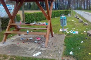 Hoffentlich nur ein Bild aus vergangenen Zeiten: Müll und Zerstörung auf dem Rastplatz am Wegekreuz und den benachbarten Feldern und Wiesen. Foto: Gemeinde Wallenhorst