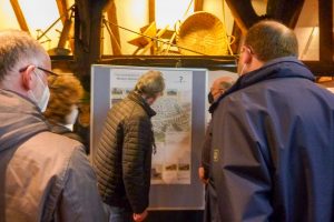 Bürgerinnen und Bürger informierten sich im Heimathaus über die Planungen zur Ortskernsanierung in Hollage und bringen ihre Wünsche und Anregungen ein. Foto: Jane Nibbrig / Gemeinde Wallenhorst