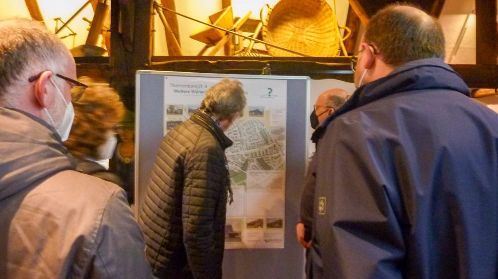 Bürgerinnen und Bürger informierten sich im Heimathaus über die Planungen zur Ortskernsanierung in Hollage und bringen ihre Wünsche und Anregungen ein. Foto: Jane Nibbrig / Gemeinde Wallenhorst