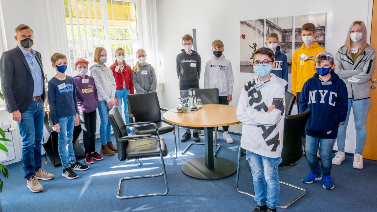 Bürgermeister Otto Steinkamp begrüßt die Schülerinnen und Schüler in seinem Büro. Foto: André Thöle