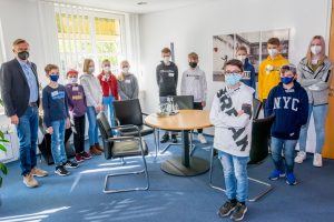 Bürgermeister Otto Steinkamp begrüßt die Schülerinnen und Schüler in seinem Büro. Foto: André Thöle