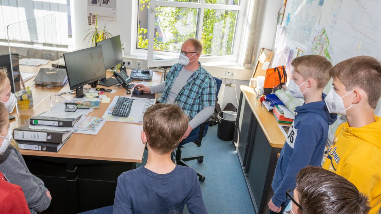 Martin Heidkamp erläutert den Kindern das Geoinformationssystem der Gemeinde Wallenhorst. Foto: André Thöle / Gemeinde Wallenhorst