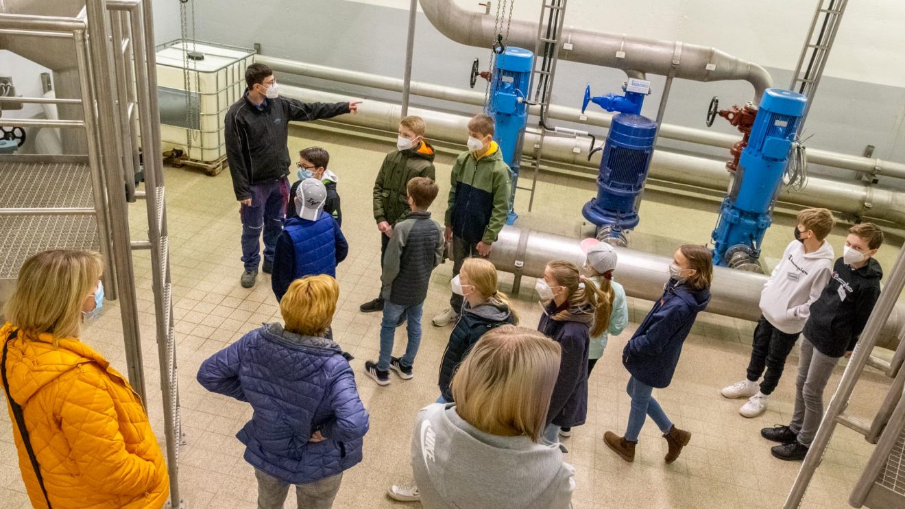 Woher das Trinkwasser kommt, erklärt Christopher Schütz im Wasserwerk Lechtingen. Foto: André Thöle / Gemeinde Wallenhorst