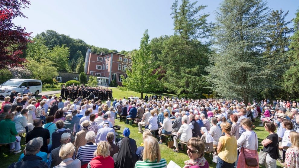 Zum ökumenischen Freiluftgottesdienst laden die Evangelisch-lutherischen Gemeinden Matthäus, Thomas und Paul-Gerhardt gemeinsam mit der katholischen Pfarrei Christus König am Pfingstmontag in den Garten von Kloster Nette ein. Foto: Pfarrei Christus König