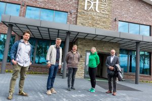 Johannes Glathe, Bürgermeister Otto Steinkamp, Lars Ossenbeck, Studioleiterin Nicole Kroop und Frank Jansing (von links) vor dem fit plus in Wallenhorst. Foto: André Thöle / Gemeinde Wallenhorst