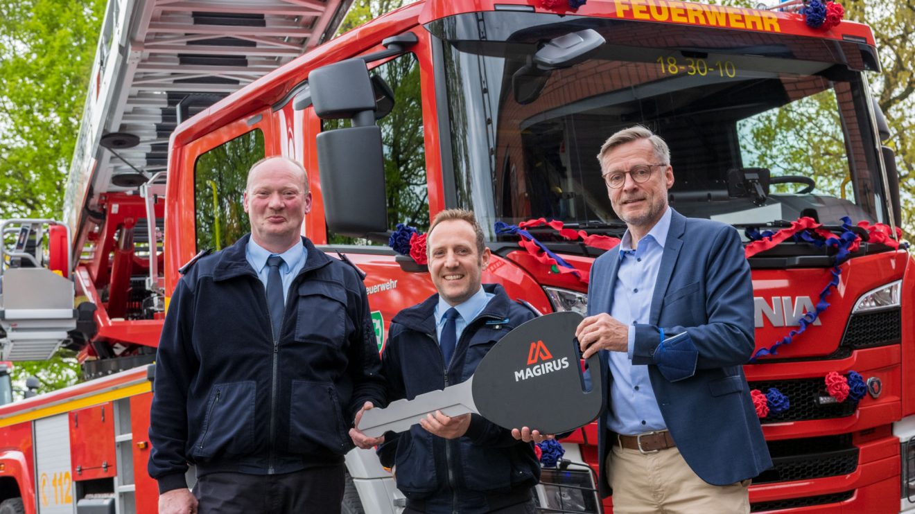 Bürgermeister Otto Steinkamp überreicht den Schlüssel an Timo Wischmeier-Raffelt und Dieter Bockgrawe (von rechts). Foto: André Thöle / Gemeinde Wallenhorst