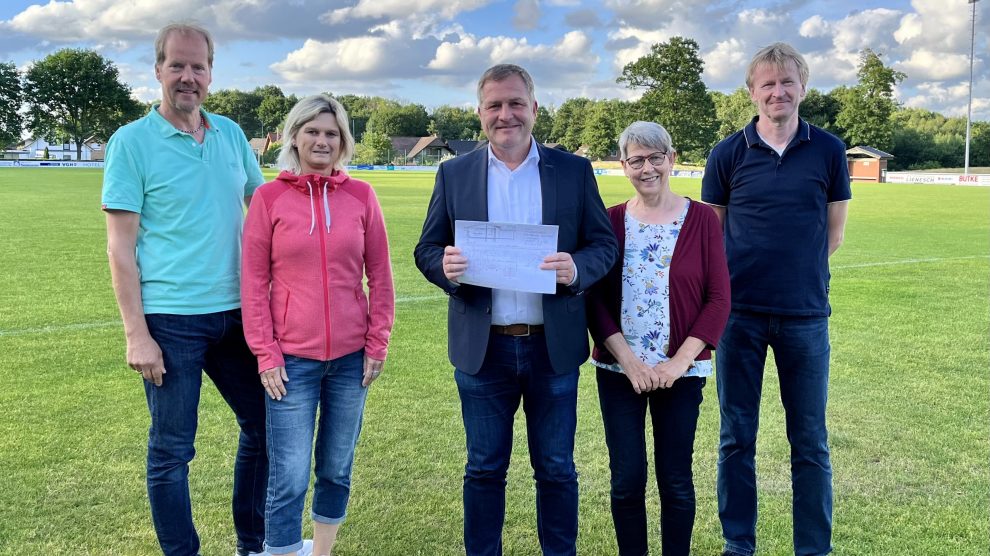 Die Vorstandmitglieder der Sportfreunde Lechtingen stellten dem Landtagsabgeordneten Guido Pott (Mitte) ihre Pläne für den Bau eines neuen Kabinentraktes vor: (v.l.) Jürgen Tiemann, Ulrike Wiemeyer, Petra Weßel und Ansgar Buß. Foto: Hendrik Chmiel / Büro Guido Pott