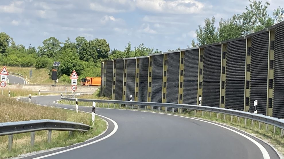 Die 30 Meter lange Lücke in der 716 Meter langen Lärmschutzwand in der Auffahrt von der B68 auf die A1 Richtung Bremen ist wieder geschlossen. Foto: Autobahn Westfalen/Birgit Kunz