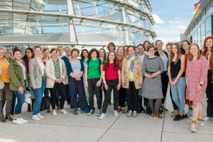 Die junge Gemeinderats-Abgeordneten Lilian-Ruth Sasse aus Wallenhorst (auf dem Foto zweite von rechts) vor dem Reichstag in Berlin. Foto: Lilian-Ruth Sasse