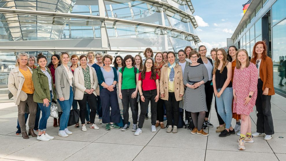 Die junge Gemeinderats-Abgeordneten Lilian-Ruth Sasse aus Wallenhorst (auf dem Foto zweite von rechts) vor dem Reichstag in Berlin. Foto: Lilian-Ruth Sasse