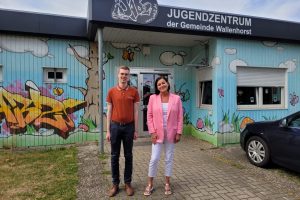 Jan Wißkirchen von den Jungen Liberalen Osnabrück-Land sowie Anke Wittemann, Landtagswahlkandidatin der Freien Demokraten im Wahlkreis 75, vor dem Jugendzentrum Wallenhorst. Foto: Junge Liberale