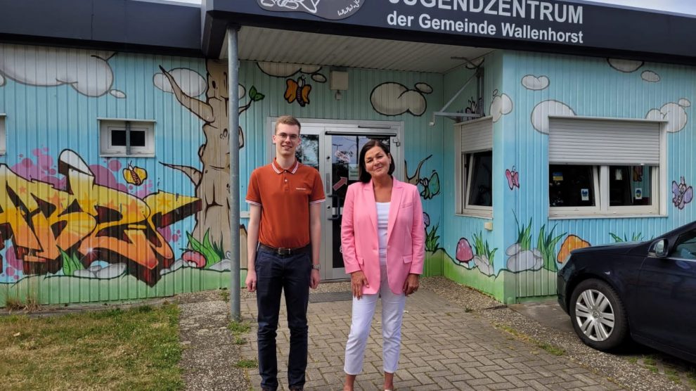 Jan Wißkirchen von den Jungen Liberalen Osnabrück-Land sowie Anke Wittemann, Landtagswahlkandidatin der Freien Demokraten im Wahlkreis 75, vor dem Jugendzentrum Wallenhorst. Foto: Junge Liberale